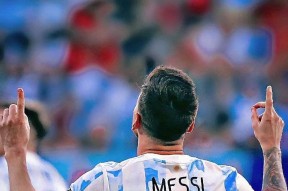 南宫28-梅西回归赛场，连败首场状态亮眼，西班牙队观众沸腾！的简单介绍