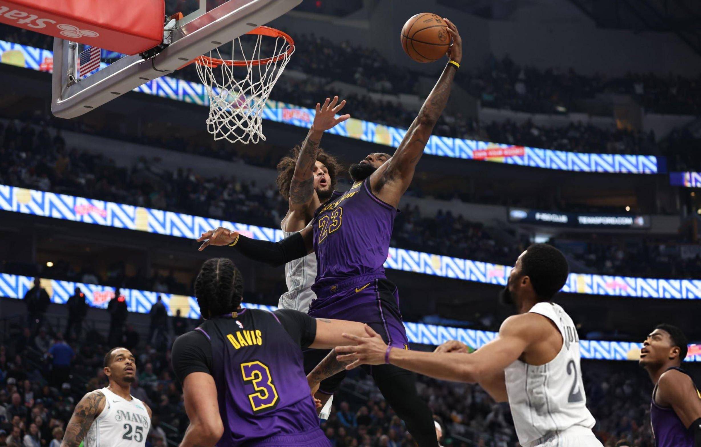 包含詹姆斯重返赛场，出色发挥首场状态出色，切尔西观众沸腾！的词条